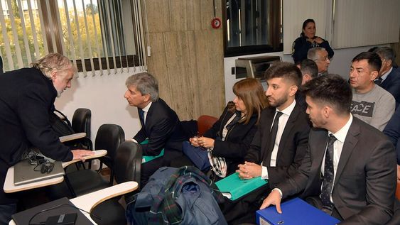 El exjuez Walter Bento junto a su esposa Marta Boiza y sus hijos Nahuel y Luciano Bento en Tribunales.&nbsp;