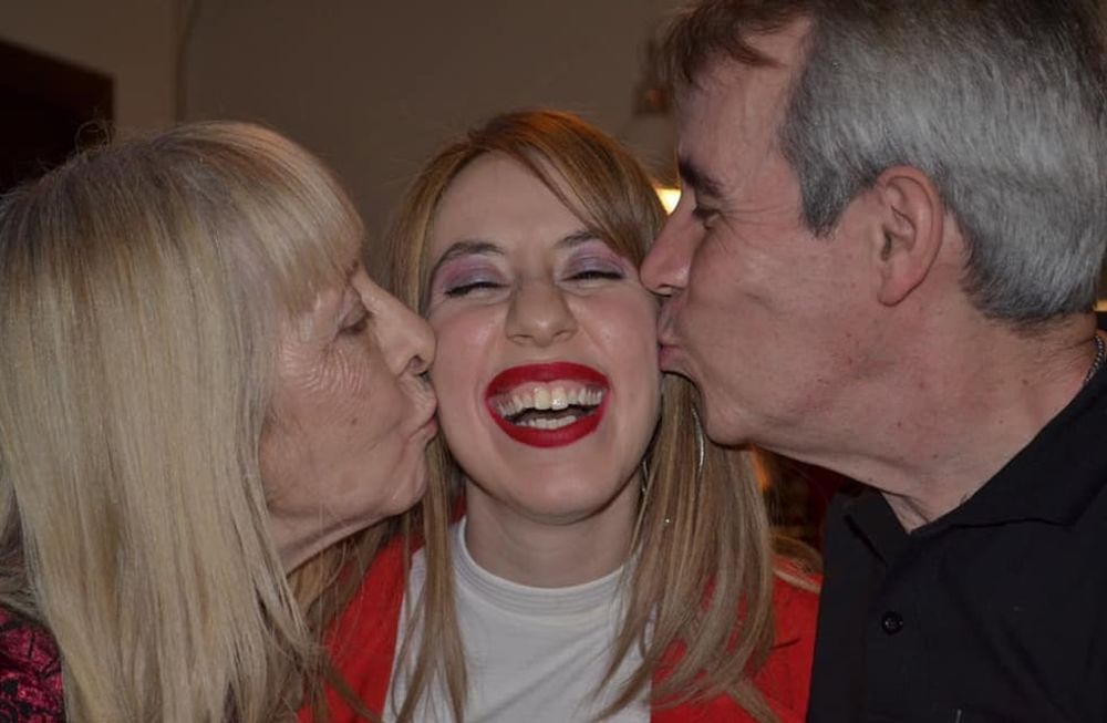 Desirée Rodriguez, una de las personas atropelladas en el teatro Plaza de Godoy Cruz, ya está en su casa después de un mes internada. Aquí, saludada por sus padres.