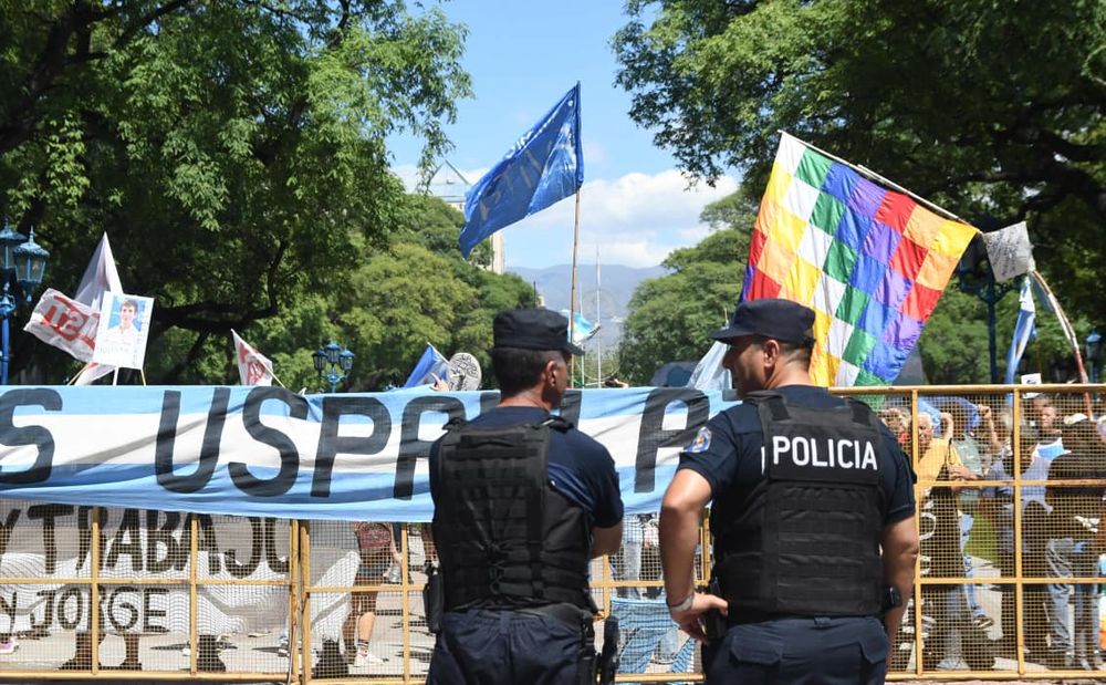 Los manifestantes se reunieron en la plaza Independencia y el perímetro de la Legislatura está vallado. Foto: Daniel Caballero.