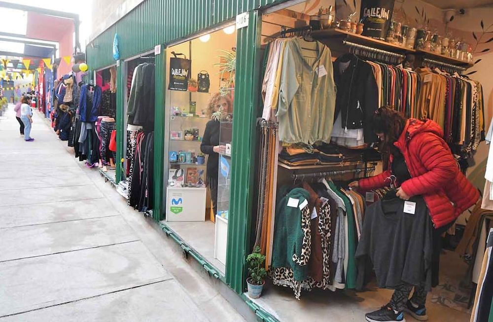 Sobre la vereda Oeste de San Martín, entre Barcala y Godoy Cruz, se emplaza el nuevo paseo de compras, con más de 20 coloridos puestos y hasta un foodtruck. | Foto: José Gutiérrez  / Los Andes