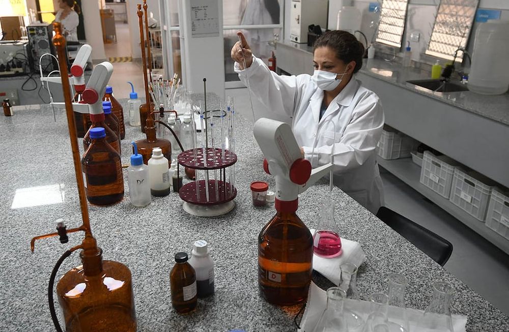 Se inauguró el nuevo laboratorio y el Centro de Interpretación de la Cultura del Agua del Departamento General de Irrigación, ubicado en Ciudad.Sandra trabaja con unas muestras de agua. Foto José Gutiérrez