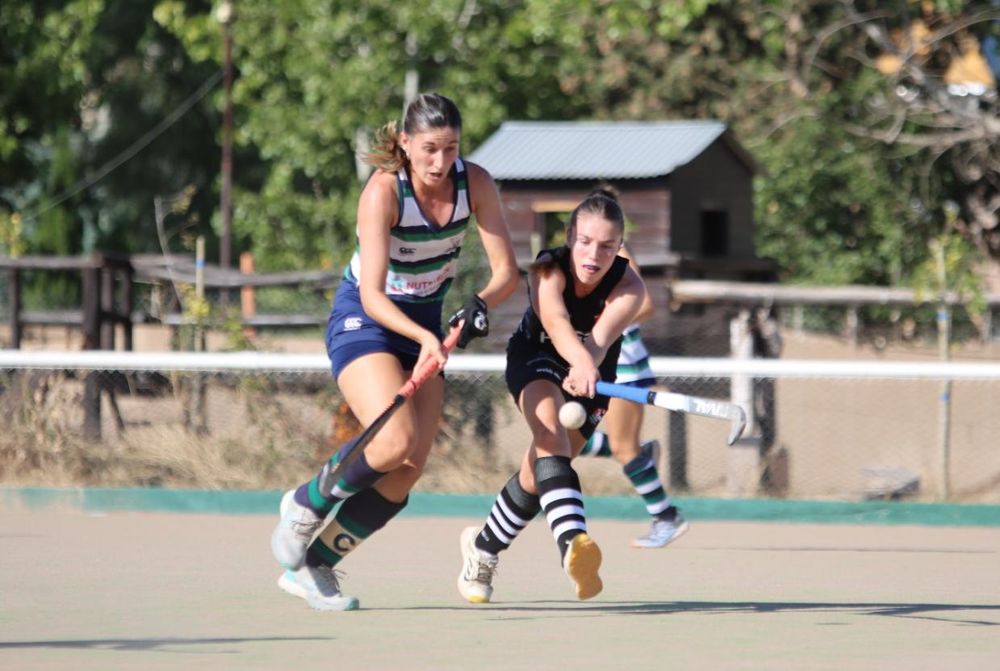 Renata Yuba lleva la bocha. La capitana de San Juan Rugby marcó uno de los goles de la victoria de las Piuquenes en tierras mendocinas.