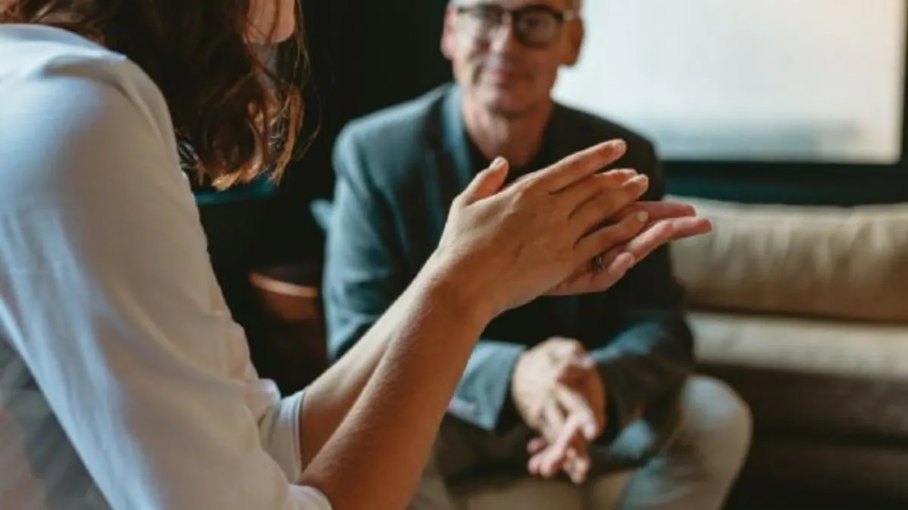 Qué significa mover las manos al hablar, según la psicología
