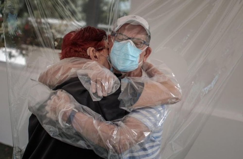 La distancia social impone una lejanía entre los cuerpos y el abrazo puede ser portador de contagios en esta pandemia. / Archivo.