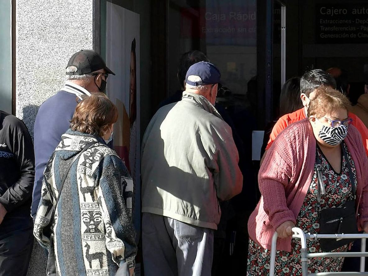 Abrieron nuevos cupos para cobrar el Alimentos por PAMI: se pagan $4.125 en reemplazo del bolsón de alimentos. Foto: Orlando Pelichotti / Los Andes