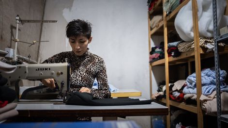 De cartonear a diseñar vestidos brillantes: la historia de Flor, la emprendedora que creó su propia marca de ropa.