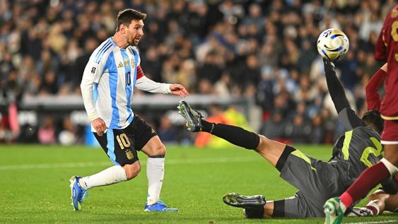 La definición de Messi en el 1-0 ante Venezuela en el estadio Monumental. Golazo. La definición de Messi en el 1-0 ante Venezuela en el estadio Monumental. Golazo.