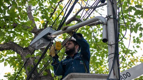 Avanzan los trabajos de mejoras lumínicas en diferentes veredas capitalinas