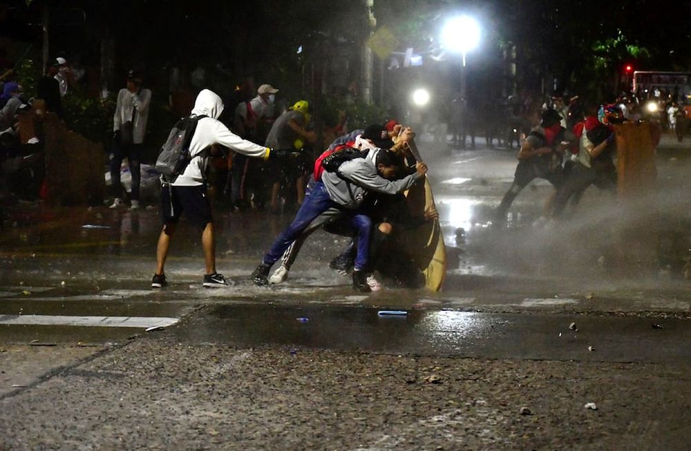 Continúan las protestas en Colombia. Los colombianos han salido a las calles durante semanas en todo el país después de que el gobierno propuso aumentos de impuestos a los servicios públicos, combustible, salarios y pensiones, pero han continuado incluso después de que el presidente Iván Duque dio marcha atrás con el aumento de impuestos.  (AP)