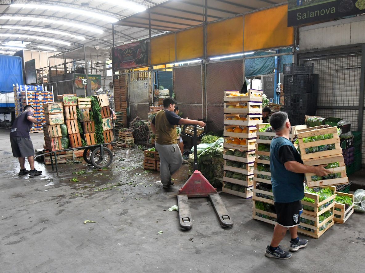 Las frutas y verduras están a precios accesibles en los mercados cooperativos, pero las ventas no repuntan. Foto: Daniel Caballero / Los Andes