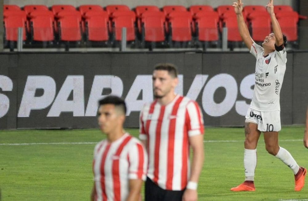 Promesa cumplido: el saludo al abuelo de Camila mirando al cielo.