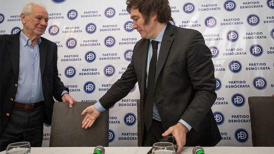 El diputado nacional Javier Milei arribó este viernes a la provincia y se reunió en la sede del Partido Demócrata para hablar sobre la inflación y su campaña de “dolarización”. Foto: Ignacio Blanco / Los Andes