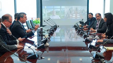 Los Andes | La subdirectora gerente del Fondo Monetario Internacional (FMI), Gita Gopinath, y el ministro de Economía, Sergio Massa - Foto Twitter Sergio Massa