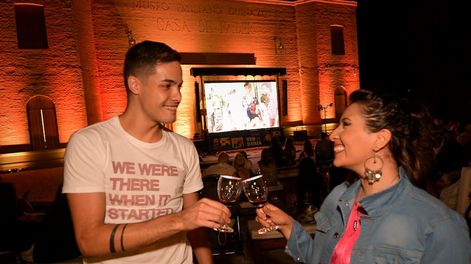 Juan Pablo y Betiana brindan felices en los jardines de Casa Fader con un malbec del Valle de Uco elaborado para el evento. Foto: Orlando Pelichotti