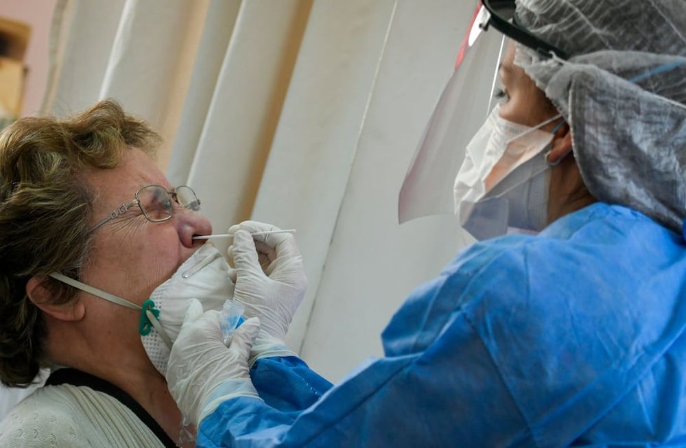 Hisopado en el hospital Carrillo de Las Heras, en plena pandemia y sin camas para internaciones. | Foto: archivo Los Andes