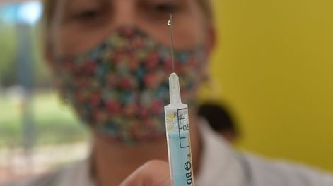 Los Andes | Mendoza 01 de marzo  de 2021 SociedadVacuna Sputnik VEmpezó este lunes la vacunación contra el coronavirus destinada a las personas mayores de 70 años, principal grupo de riesgo, en el Parque Estación Benegas, en Godoy Cruzenfernera, salud, pandemia, c