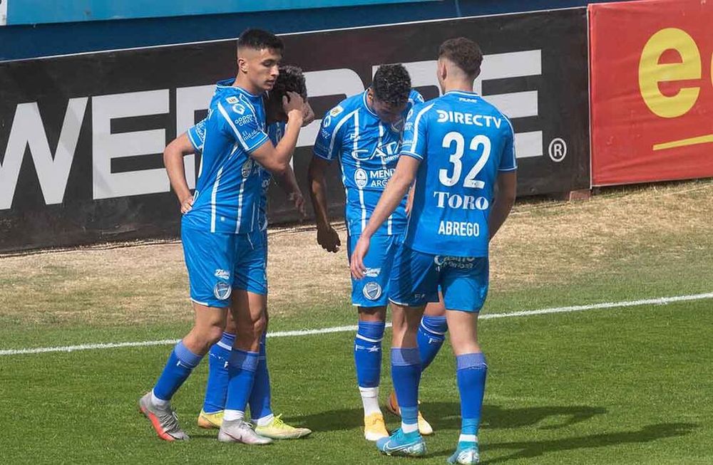 Cuidar las cargas. Bullaude, Ojeda, Lomónaco y Ábrego se unen en el festejo del empate de Ojeda. Se viene otra rotación en el Tomba. Foto: Ignacio Blanco / Los Andes