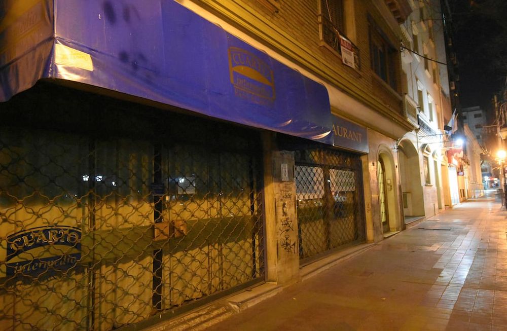El café bar y restaurante Cuarto Intermedio, ubicado frente a la plaza Independencia de Ciudad, cerró sus puertas. José Gutiérrez / Los Andes