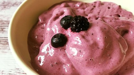 Helado de frutos rojos.