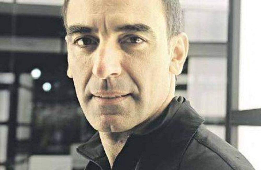 Mauricio Dayub enloqueció y pintó el auto de su vecino