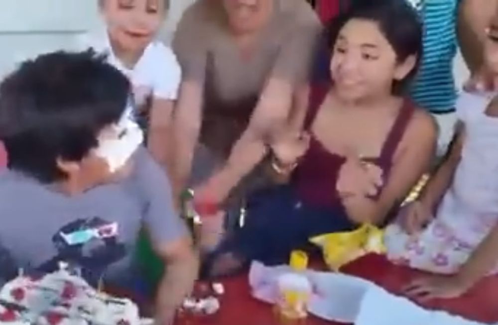 Otro cumpleaños de niños que se descontroló cuando soplaron la velita