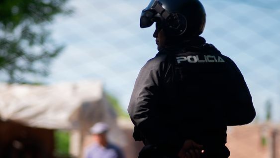 Maipú: la policía encontró una réplica de arma de fuego junto al sujeto.