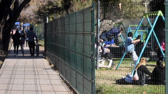 Los espacios habilitados al juego y la actividad física se convierten en zonas vulnerables a desperfectos por el mal trato o la intención de romper. Foto:  Gustavo Rogé / Los Andes