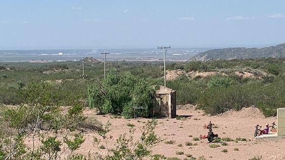 Una placa medio vandalizada y un mástil sin bandera, a metros de una válvula roja, son hoy los únicos testimonios de la histórica actividad petrolera de este pozo de Agua del Corral.