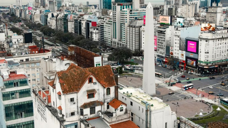 Ponen en venta el histórico chalet sobre una terraza frente al Obelisco: cómo es y cuánto vale