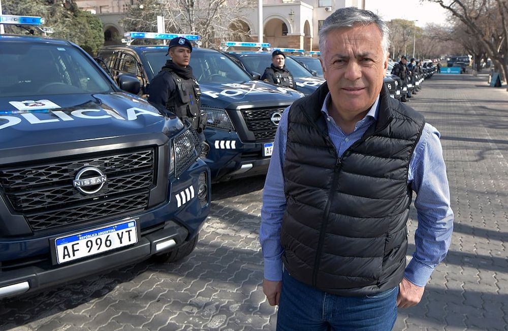 El Gobernador, Rodolfo Suarez, y el ministro de Seguridad, Raúl Levrino, presentaron móviles policiales y chalecos para la Policía, junto a Alfredo CornejoFoto:  Orlando Pelichotti