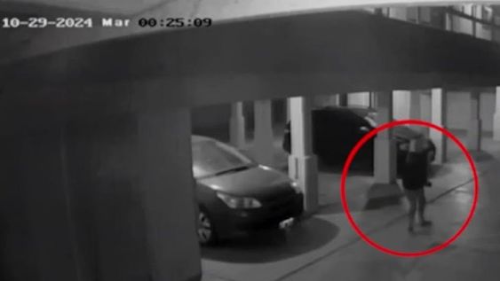 Una de las cámaras capta el momento en que una mujer está en un garaje cercano al hotel Dubrovnik en Villa Gesell, justo en el derrumbe del edificio (Captura de video)