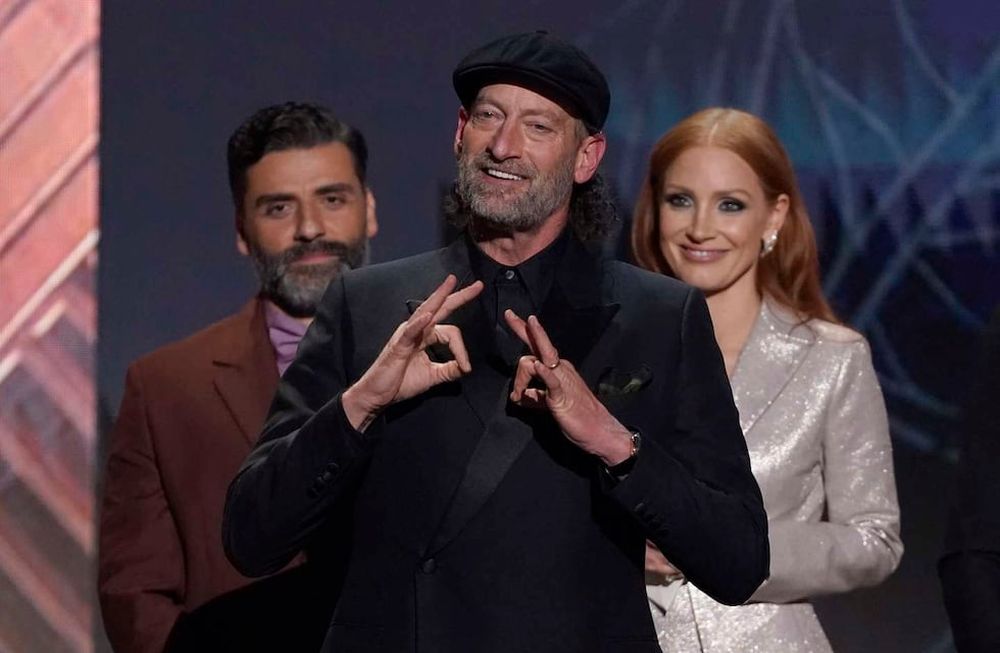Troy Kotsur recibe el Premio SAG al mejor actor de reparto, por CODA, convirtiéndose el primer actor sordo en obtenerlo. (Foto AP/Chris Pizzello)