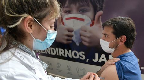 Los Andes | Los mendocinos aguardan novedades para saber cómo seguirá la campaña de vacunación. / Orlando Pelichotti