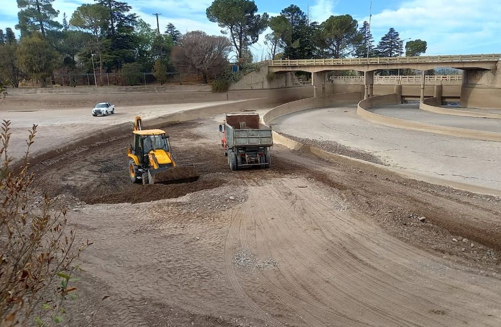 Dique Cipolletti: entre mayo y agosto Irrigación lleva adelante el período de corta anual de agua en todas las cuencas de la Provincia y durante este tiempo el organismo realiza obras de conservación, mantenimiento y limpieza en los diques de cabecera.