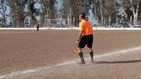 Un árbitro le prestó sus botines a un jóven que se había quedado descalzo durante un partido. Facebook