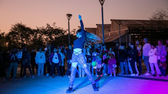 Miles de jóvenes pasaron por La Báscula para disfrutar del festival “Moviendo Arte”