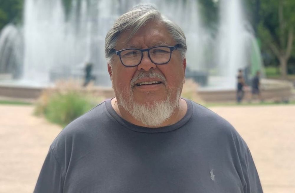 De visita por Mendoza, Fernando “Chino” Navarro le hizo un pase de facturas a Suárez.