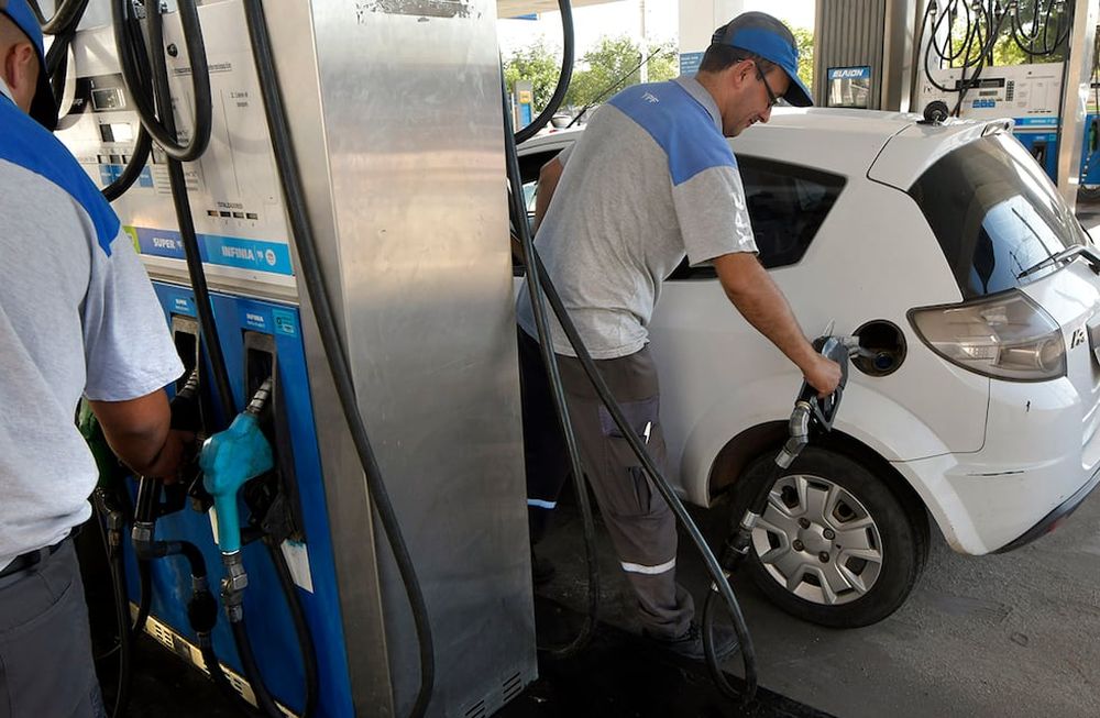 La petrolera estatal YPF siguió el aumento anticipado por Axion y Shell e incrementó también el precio de sus combustibles el miércoles. Ajustó entre un 37% y 40%, según el tipo de sus productos. / Foto: Orlando Pelichotti