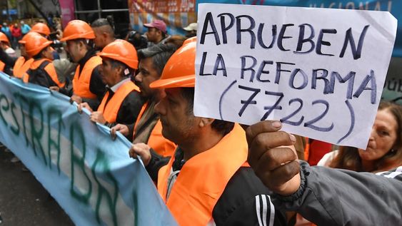Reclamo. Obreros mineros en el carrusel vendimial de 2019. Después vino la ley que habilitó la actividad y su rápida derogación. Foto: Jose Gutierrez / Los Andes.