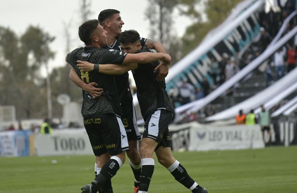 Mario Galeano festeja el empate de Gimnasia ante Atlético Rafaela / Orlando Pelichotti.