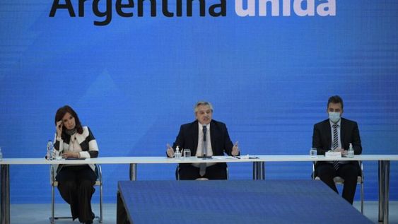 El presidente de Argentina, Alberto Fernández junto a la vicepresidenta Cristina Fernández de Kirchner  y el legislador Sergio Massa durante una ceremonia en la casa de gobierno de la Casa Rosada (foto:EFE/ Juan Mabromata/POOL)