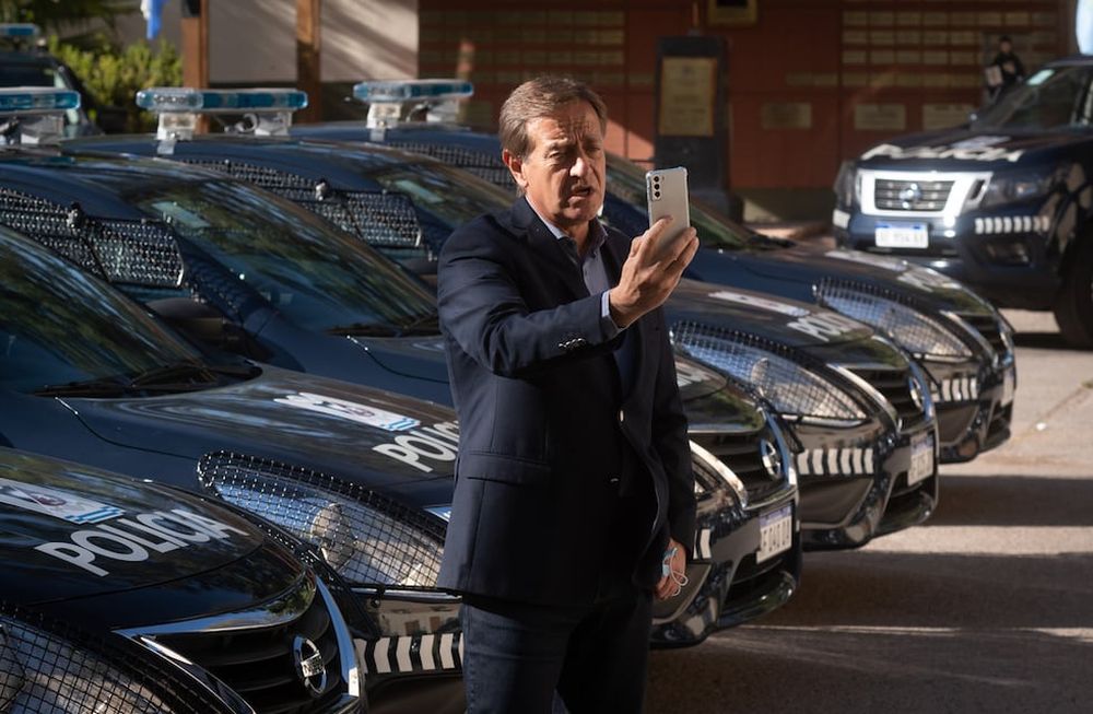 El Gobernador Rodolfo Suarez y el ministro de Seguridad, Raúl Levrino,  entregaron de vehículos y drones para la Policía de Mendoza. Foto: Ignacio Blanco / Los Andes
