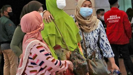 Familiares de los pasajeros esperan noticias en el en el Aeropuerto Internacional Soepadio en Pontianak, Kalimantan Occidental, Indonesia. AP