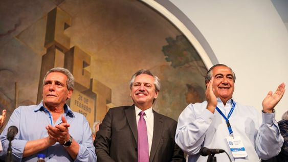 Con los cambios en el sistema de libre elección, Alberto Fernández cumplió su promesa con la CGT. En la foto, junto a Carlos Acuña y Héctor Daer. (Archivo)