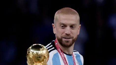 Papu Gómez con la Copa del Mundo.