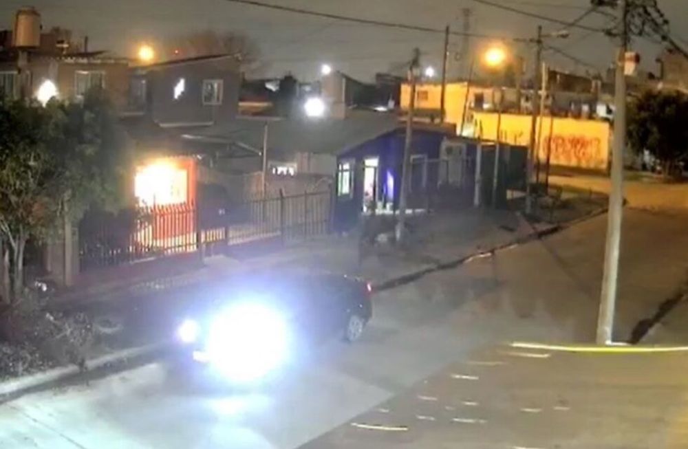 Las cámaras de seguridad de la zona registraron los movimientos en la calle.