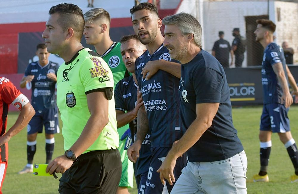 Sobre el final, el técnico Gabriel Gómez se ganó la tarjeta amarilla y después la roja.  Foto: Orlando Pelichotti / Los Andes