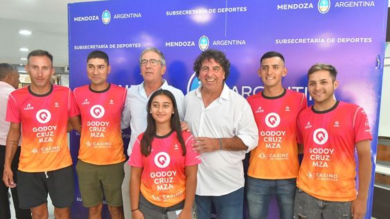 Federico Chiapetta, Subsecretario de la provincia y Federico Lanzone, presidente de la Asociación Ciclista Mendocina, estuvieron presentes en el lanzamiento de la 49° Vuelta de Mendoza. / Gentileza.&nbsp;