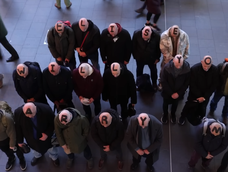la insolita propuesta de casamiento con 20 hombres pelados que es viral en londres