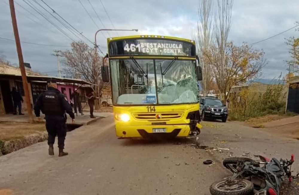 Dos personas fallecieron luego del choque frontal entre una moto y un colectivo. Foto Ministerio de Seguridad.